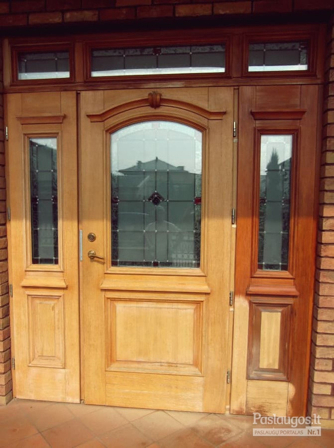 Individualaus namo lauko durys restauravimo proceso metu.