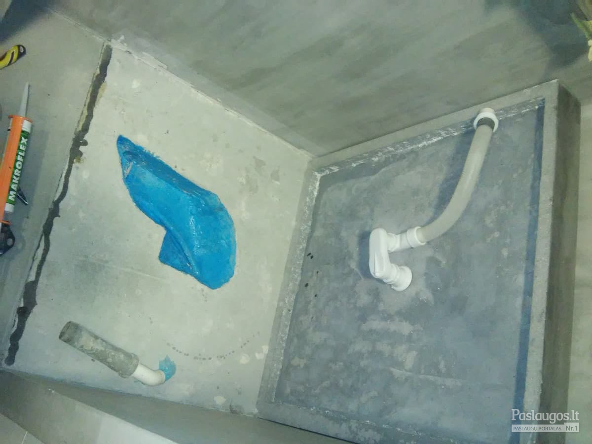 Tvarkom svetimą darbo broką: hihroizoliacija bei normalus sifonas, kad nesikimštų dušo padėklas.