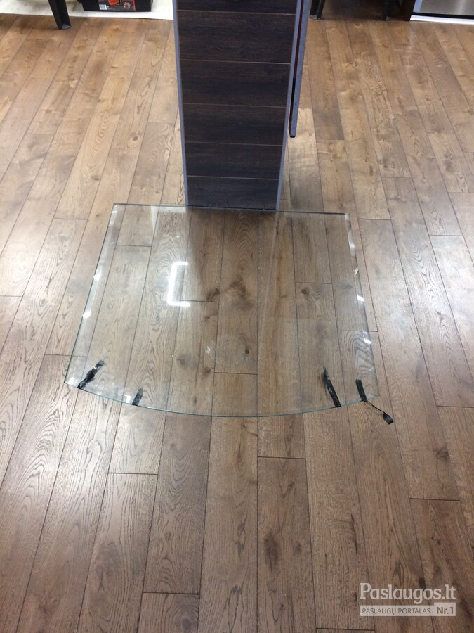 Zidinio stiklo ileidimas i grindis, paliekant lentu rasta