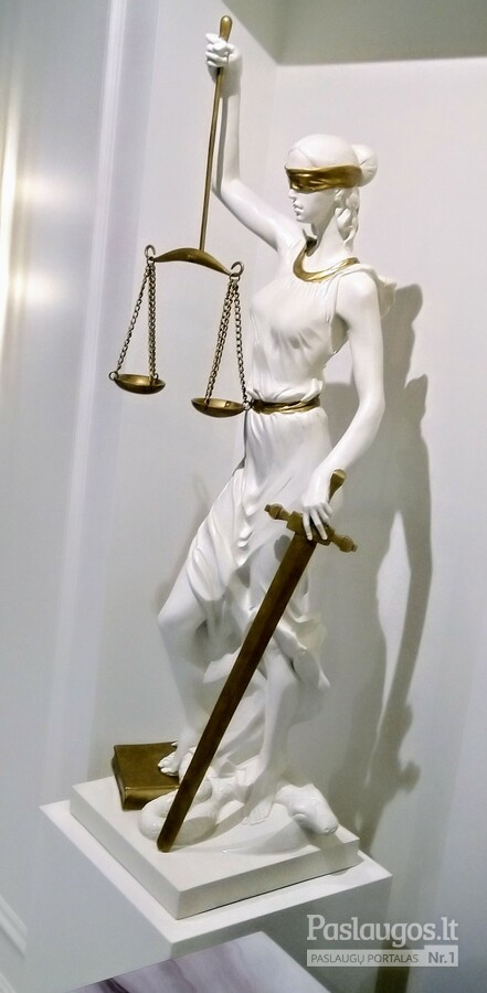 Temidės skulptūra advokatės kontoros interjete. Aukštis 110 cm, epoksidinė derva.