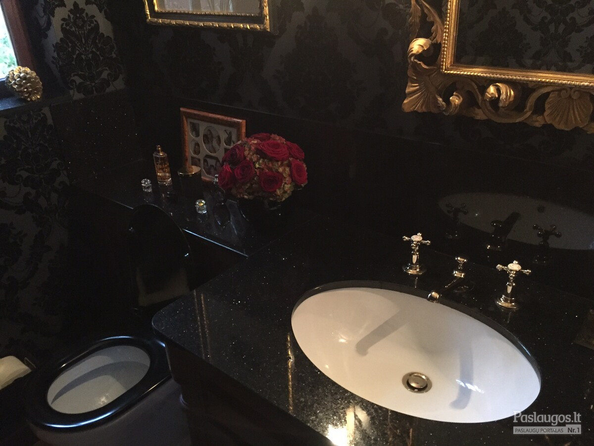 Black velvet tapetai, Damask rastas, isklijuotas tualetas, santechnika su porceliano apdaila, pakabinti veidrodis/paveikslai, juodo marmuro kriaukles stalvirsis ir antikvarinis unitazas