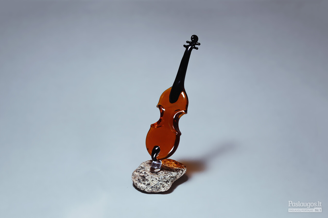 Stiklinio smuiko miniatiūra ant akmens pagrindo.
Dydis 15cm