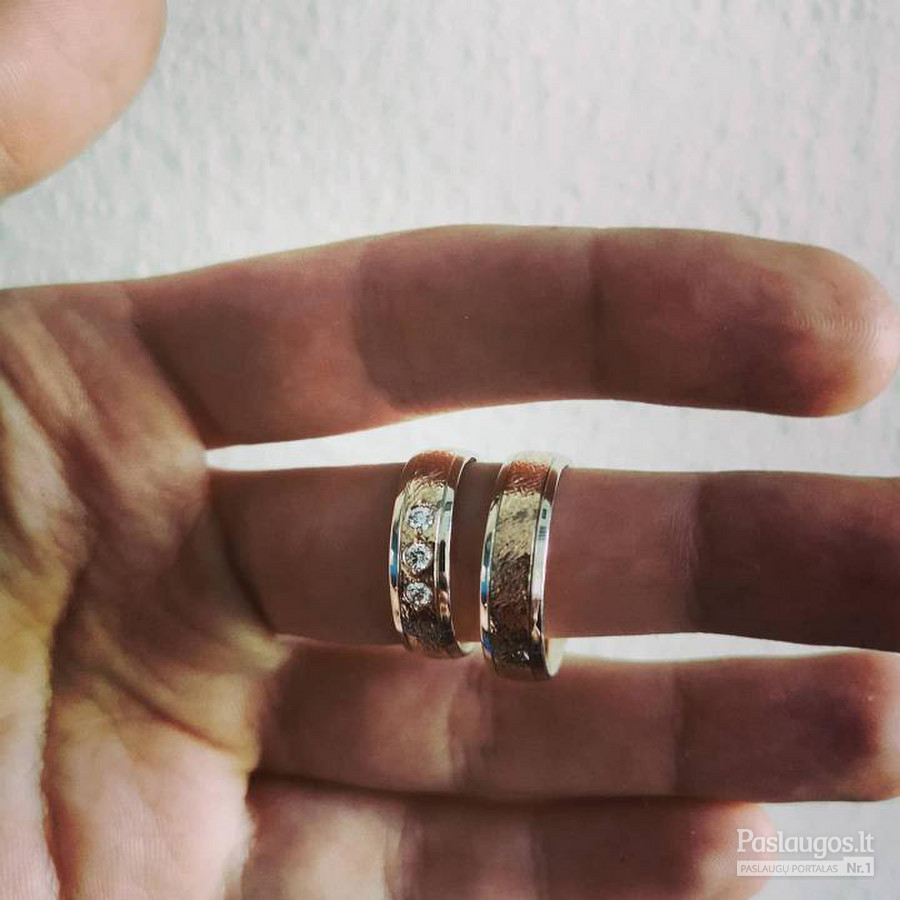 Balto ir raudono aukso žiedai, moteriškas puoštas trimis deimantais.