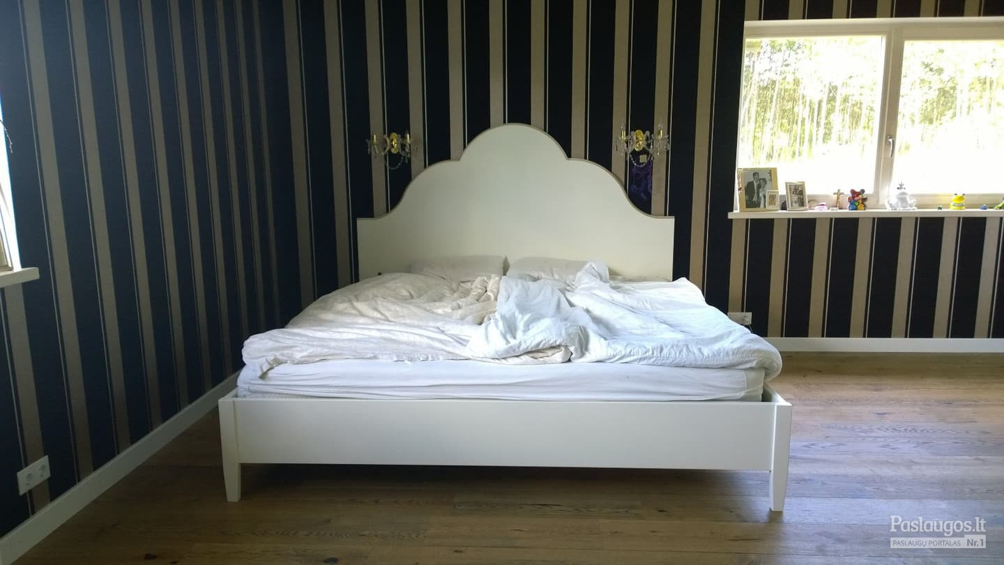 dvigulė lova iš dažyto MDF, kojos iš dažyto medžio.