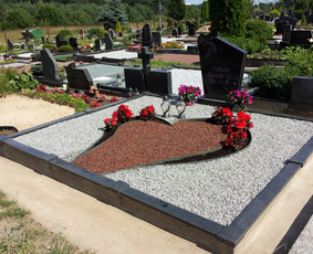 Kapavietės dekoravimas skalda, širdelės formavimas. Gėlių sodinimas.