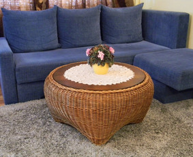 Pintas kavos stalas,kuris dera ne tik prie pintų krėslų.
Matmenys: 95cm skersmuo, 48cm h.
Kaina 110€.