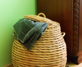 Įdomaus pynimo rašto ir formos pintinė,susidėti įvairiems daiktams.
Matmenys: 48cm skersmuo, 42cm h.
kaina: 48 €.