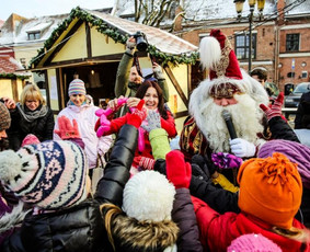 lankstomi įvairūs gyvūnėliai vaikams 2012m. Kauno rotušės aikštės kalėdinio miestelio atidarymo šventės metu.