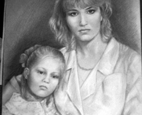 Mamos ir dukros portretas iš senovinės nuotraukos./grafitas/