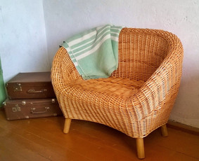 Kanapa.
Matmenys:118cm X 68cm X 80cm h.
Kaina 140 €.