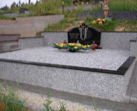 Naujai įrengta kapavietė, betonuoti pamatai, lipdytas granitas, pamato apdaila padaryta, pastatytas paminklas ir užpilta skaldelė.