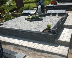 Atlikta kapavietės restauracija. Naujas pamatas, paminklai, tvorelės. Viduje sudėta skaldytos granitinės trinkelės, o išorėje- takelis su paprastomis grindinėmis trinkelėmis.