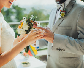 Pagal išsirinktą vestuvių temą  papuošti jaunieji.