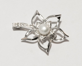Sidabrinė sagė su perliuku ir cirkonio akutėmis, Sidabras925