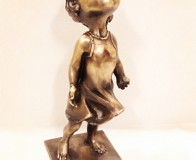 Bronzinė statulėlė.