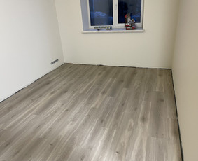 Apdailos Komanda - Laminato klojimas - 1 Laminato klojimas - Apdailos Komanda - 1