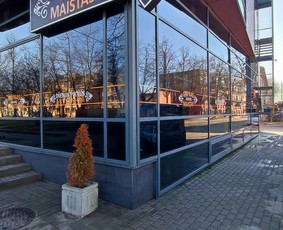 Langų valymas jonizuotu vandeniu.