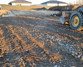 Ratinio ekskavatoriaus (račioko) paslaugos Polių grežimas - Sklypo lyginimas, formavimas - 2 Sklypo lyginimas, formavimas - Ratinio ekskavatoriaus (račioko) paslaugos Polių grežimas - 2