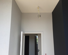 Tikslus ir preciziškas plokštumų ir kampų suvedimas glaistant ir dažant.
