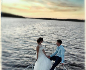 Romantiška vestuvių akimirka kelionės laivu po Kauno marias metu.