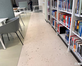 ULTRATOP TERRAZZO liejamų dekoratyvinio betono grindų ir MAPEFLOOR COMFORT SYSTEM AL liejamų UV atsparių poliuretano grindų sistema. KTU Biblioteka, Kaunas. Interjero dizainas: KAI DESIGN