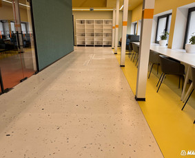 ULTRATOP TERRAZZO liejamų dekoratyvinio betono grindų ir MAPEFLOOR COMFORT SYSTEM AL liejamų UV atsparių poliuretano grindų sistema. KTU Biblioteka, Kaunas. Interjero dizainas: KAI DESIGN