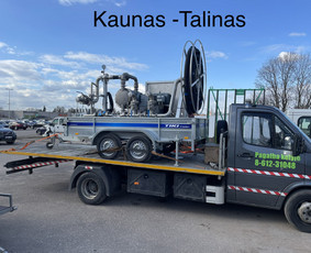 Spec technika sumontuota priekaboje