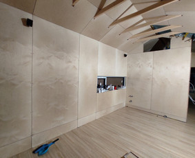Modulinio namelio apdaila. Sienos, laminatas, angokraščiai, lubos.