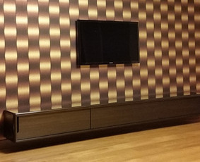 Svetainės baldas pakabinamas. Tamsiai rudo blizgaus perlamutro spalvos. Dažyto stiklo  slankios durelės.