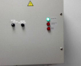 Ventiliacijos valdymas per laikmatį. Kad automatiškai veiktu tiktai kai yra poreikis - darbo laiku. Tai ženkliai sumažina kaštus šildymui bei elektros sąnaudas.
https://elektara.lt/
