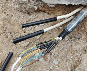 Sujungimo vietos izoliuotos ir elektriškai ir hermetiškai.