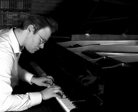 Džiazo pianistas ir grupė / Linas Karaliūnas / Darbų pavyzdys ID 2239700