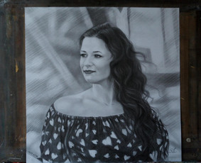 Moters portretas grafitu.
45/45 cm. Rėmeliuose