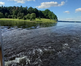 Kauno marių vaizdai kelionės laivu Viktoria metu nuo laivo denio.