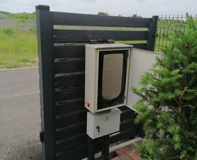 Elektromobilio krovimo stotelė Ensto CHAGO sumontuota į metalinį elektros skydą. Apačioje - skirstymo skydas (namui ir įkrovimo stotelei). Nuo apskaitos pakeistas įvadinis kabelis galimybei pa...
