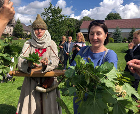 Dr. Daiva Šeškauskaitė Skalsa - dainų atlikėja, lektorė, renginių vedėja.
Koncertai. Pasirodymai. Instaliacijos. Ritualai. Vestuvės. Mergvakariai. Pirties apeigos. Dainavimai. Užsiėmimai....