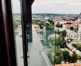 Balkono atitvaras. 10mm grūdintas, apsaugine plėvele dengtas stiklas