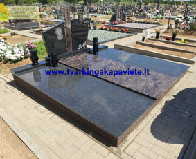 Kapavietė įrengta naudojant rausvą indišką Aurorą ir juodą indišką granitą