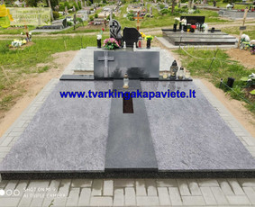 Kapavietė įrengta naudojant pilkšvą Orion ir juodą Karelijos granitą