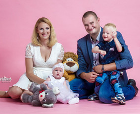 Šeimos fotosesija su Robertinu. Mano fotostudijoje, ar bet kurioje jūsų pasirinktoje aplinkoje.
