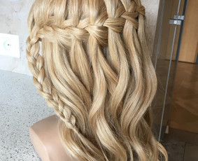 Paplūdimio garbanos su pynimu "Waterfall braids"