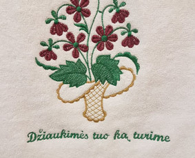 Frotinis rankšluostis. 100% medvilnė. Matmenys 140x70, 530 gramų į kvadratinį metrą. Paskirtis viešbučiams. Siūlai atsparūs trinčiai ir blukimui nuo chloro. Kartoninė įpakavimo dėžutė.