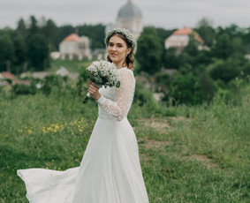 Dviejų dalių suknelė - ilgas nusegamas sijonas ir trumpa, vakarui skirta suknelė. Akcentas - taškuotos, tiulinės rankovės.