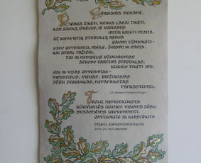Odiniai tekstai, eilės, himnas, sveikinimai. Kaina priklauso nuo teksto dydžio ir puošybos sudėtingumo (nuo 150 eurų).