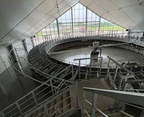 Gamybiniu patalpu grindu dangos padengimas su epoksidine liejama derva, pries tai paruosta ir uzbarstyta kvarciniu smeliu.