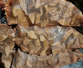 22 litrų tinklinis maišas sausų malkų skirtų įkurti ugnį