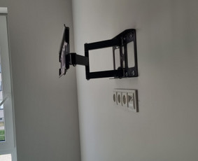 Tv laikiklio surinkimas pakabinimas.