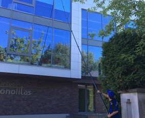 Langų valymas teleskopinemis šluotomis