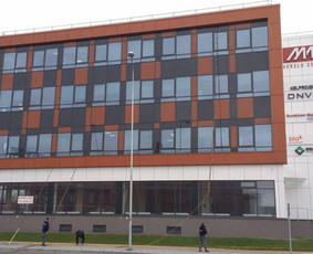 Langų valymas profesionalia langų valymo įranga