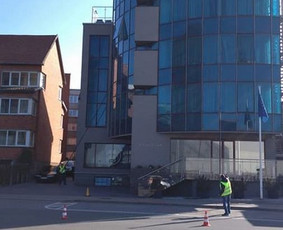 Langų valymas profesionalia langų valymo įranga